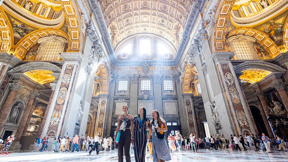 Students during their on-site class in St Peter's Basilica